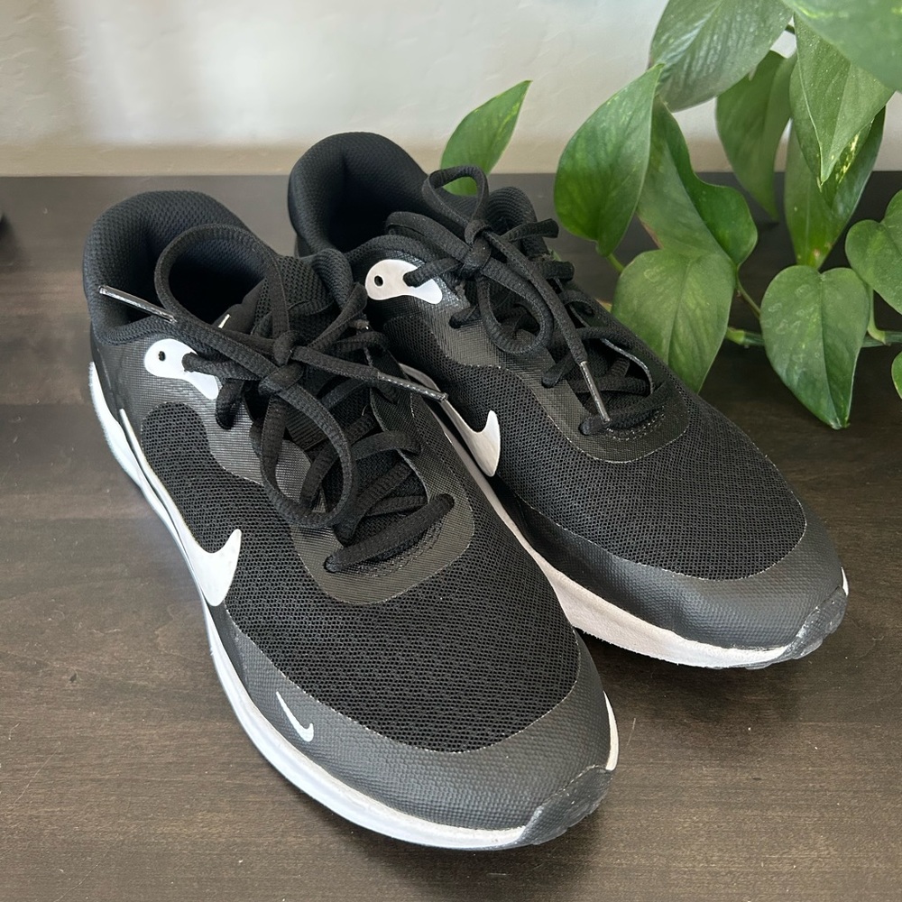 Girls Size 4.5 Nike Black and White Athletic Shoes